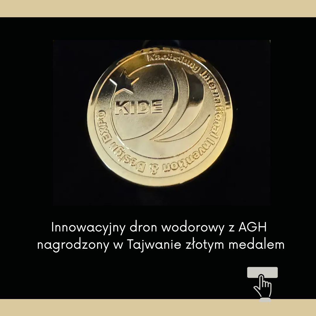 Zdjęcie pamiątkowego medalu - złoty krążek z wygrawerowanymi napisami w pudełku wyściełanym czarnym materiałem.